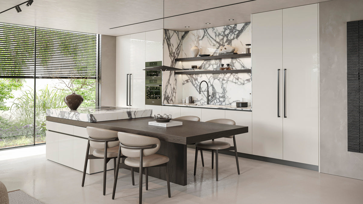 Cozinha personalizada Vercelli Salviati com ilha central, pedra natural e mobiliário de design contemporâneo.