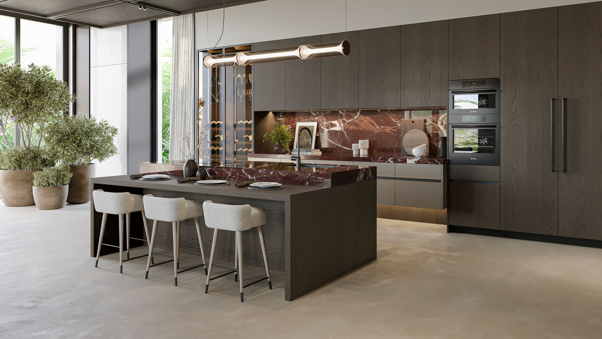 Cozinha por medida Olivo com ilha em pedra natural, mobiliário em madeira escura e design contemporâneo.
